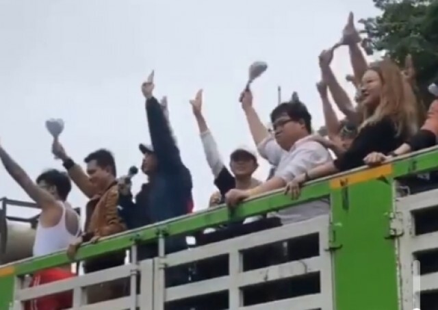 เพนกวิน รุ้ง เคลื่อนขบวน สมทบปลุกมวลชน