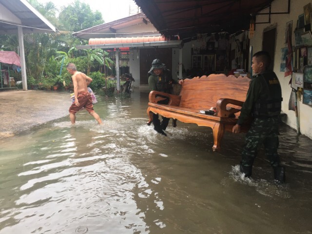 ทหารเร่งเข้าช่วยชาวอุบลฯ ขนย้ายสิ่งของ