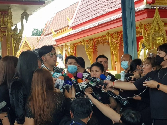 ศิลปินตลกอาลัยรดน้ำศพ "โรเบิร์ต สายควัน" เผย ปัญหาครอบครัวทำตายตาไม่หลับ