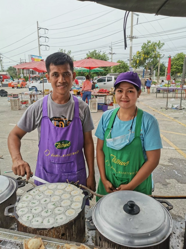 สามีภรรยา ขายขนมครกไม่ยอมแพ้ต่อชีวิตแม้ไม่ได้ยิน