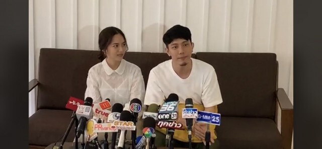 "ปั๊บ - ใบเตย" ควงแขนแถลงข่าวก่อนวันวิวาห์เผยยังไม่รีบมีลูกขอปล่อยตามธรรมชาติ