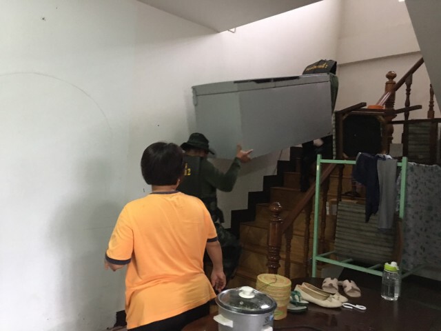 ทหารเร่งเข้าช่วยชาวอุบลฯ ขนย้ายสิ่งของ