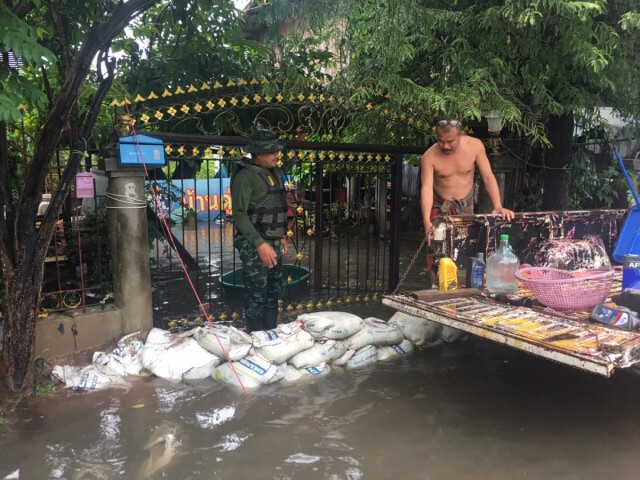 ทหารเร่งเข้าช่วยชาวอุบลฯ ขนย้ายสิ่งของ