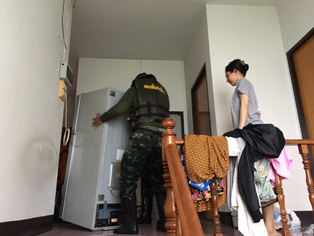 ทหารเร่งเข้าช่วยชาวอุบลฯ ขนย้ายสิ่งของ