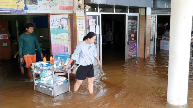 โนอึลถล่มโนนสูง น้ำท่วม รพสต. ชาวบ้านโวยทางรถไฟกั้นทางน้ำ
