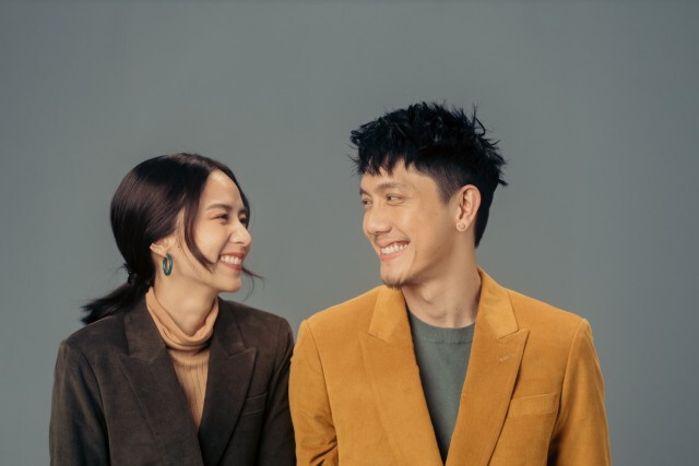 "ปั๊บ - ใบเตย" ควงแขนแถลงข่าวก่อนวันวิวาห์เผยยังไม่รีบมีลูกขอปล่อยตามธรรมชาติ