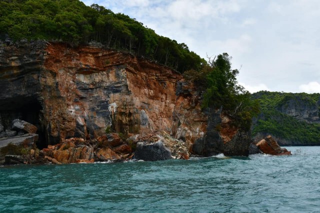 "โนอึล" ทำพิษ "เกาะหินแตก" หินปูนถล่ม เตือนห้ามเข้าใกล้