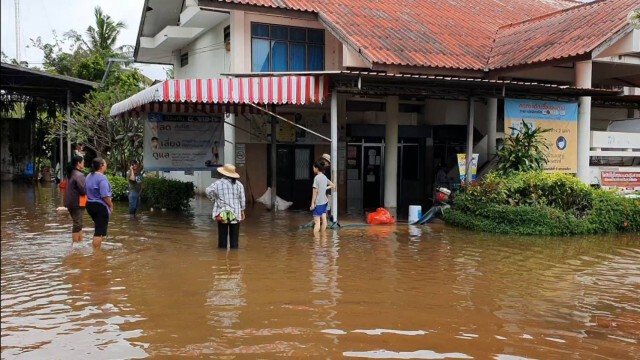 โนอึลถล่มโนนสูง น้ำท่วม รพสต. ชาวบ้านโวยทางรถไฟกั้นทางน้ำ