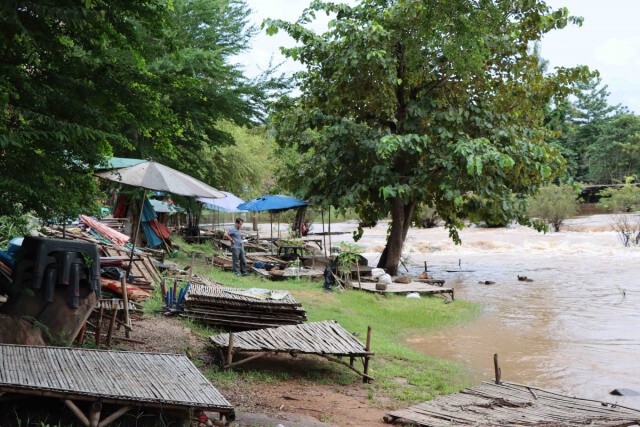 "ลำน้ำเข็ก"เชี่ยวกราก-สั่งห้ามเล่นน้ำ