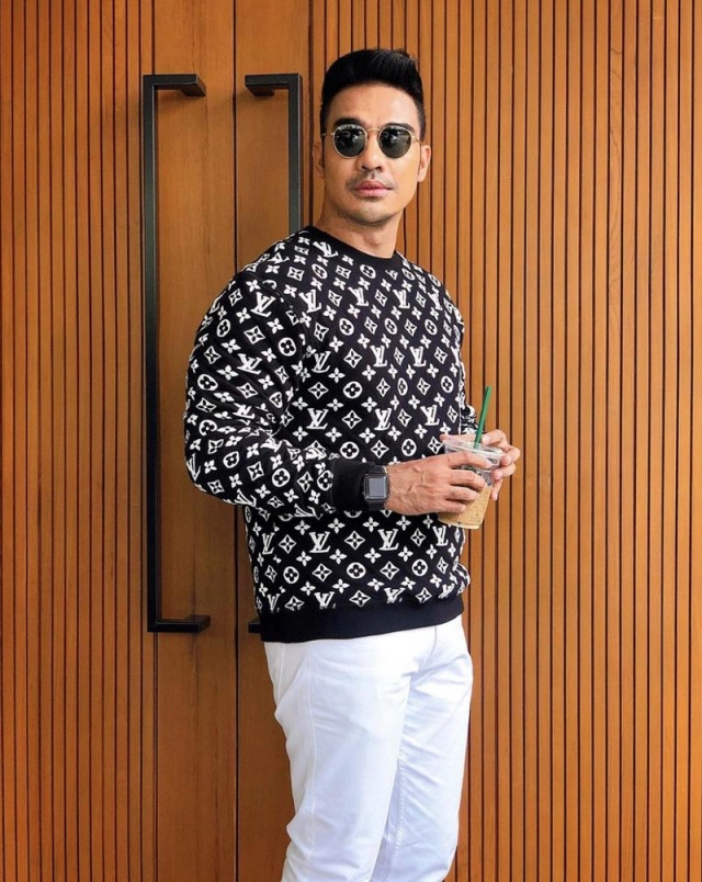 "ดีเจบอย" สุดเซ็งรถหรูโดน พนง.คาร์แคร์ระดับพรีเมียมชนยับพังเสียหาย!!