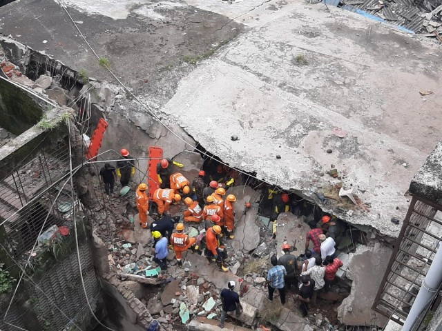 ตึกถล่มในอินเดียตาย 10