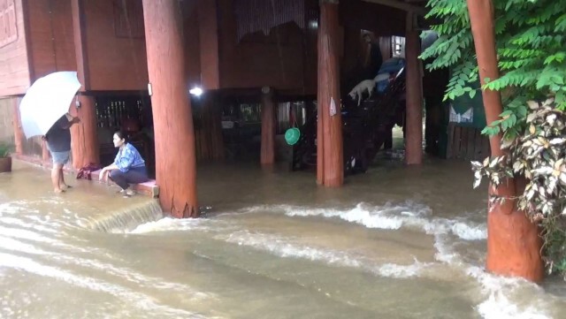 น้ำป่าทะลักท่วมเมืองแพร่เช้ามืด