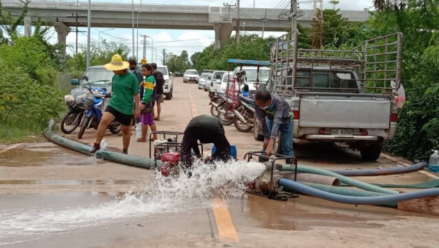 รพ.สต.พลสงครามน้ำทะลักเร่งสูบออก