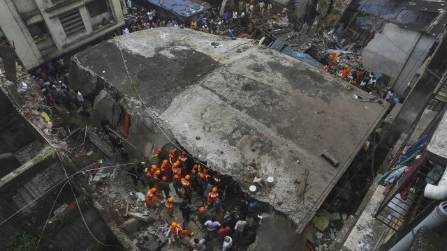 ตึกถล่มในอินเดียตาย 10