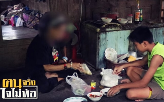 ลูกกตัญญู ดูแลแม่ป่วยจิตเวช เผยชีวิตสุดรันทด 13 ปี ที่อาศัยอยู่ในบ้านร้าง