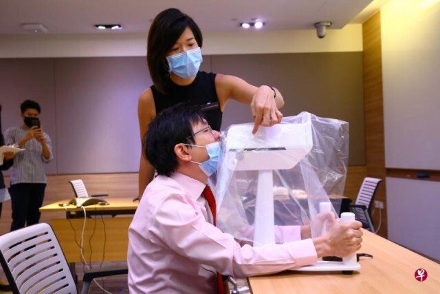 สิงคโปร์ประดิษฐ์หุ่นยนต์ทำสวอปตรวจโควิด-19