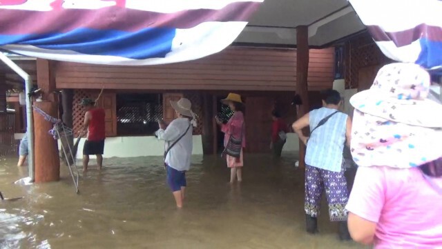 น้ำป่าทะลักท่วมเมืองแพร่เช้ามืด