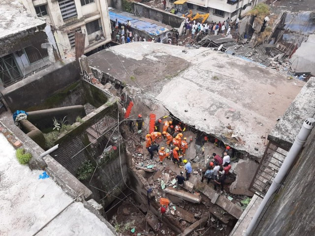 ตึกถล่มในอินเดียตาย 10