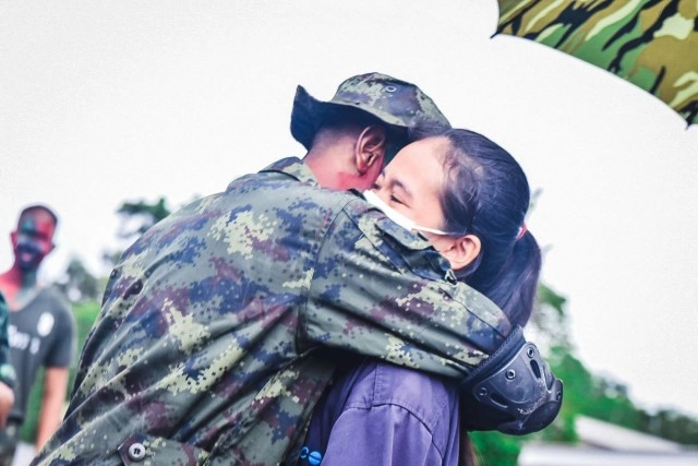 พลทหาร แกล้งปฏิบัติภารกิจเซอร์ไพรส์แฟนสาวขอแต่งงานในค่าย คนรอบข้างกลั้นน้ำตาไม่อยู่