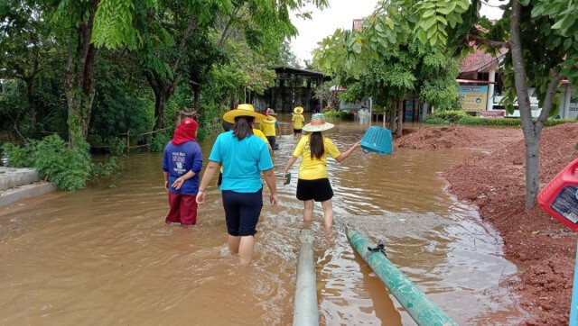 รพ.สต. พลสงครามเร่งสูบน้ำก่อกระสอบทรายป้องกันน้ำทะลักซ้ำ