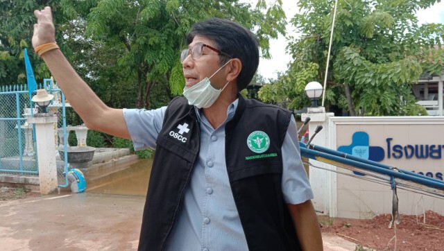 รพ.สต. พลสงครามเร่งสูบน้ำก่อกระสอบทรายป้องกันน้ำทะลักซ้ำ