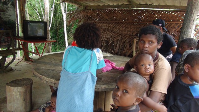 เผ่า "มานิ" กระทบเศรษฐกิจ ออกจากป่าหารายได้