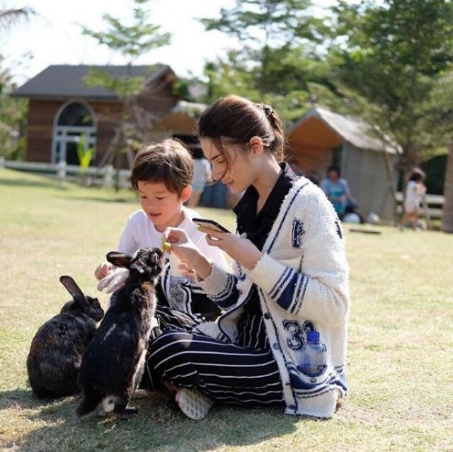 'ซาร่า' โพสต์ภาพคู่ลูก ชาวเน็ตสอนด้วยประโยคเด็ด
