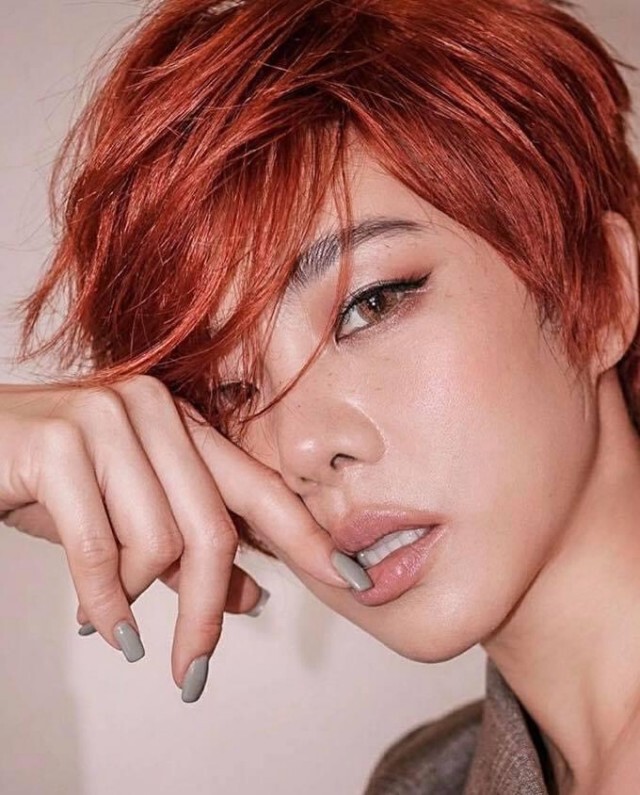 "คริส หอวัง" อวดลุคใหม่ผมแดงสั้นซอยที่มาพร้อมกับท่าโพสสุดแซ่บ