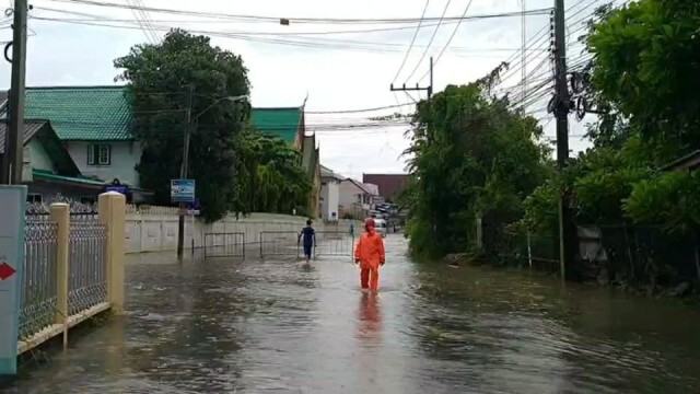 ฝนหนักกว่า 2 ชั่วโมง น้ำท่วมขังในเขตเทศบาลเมืองสุรินทร์