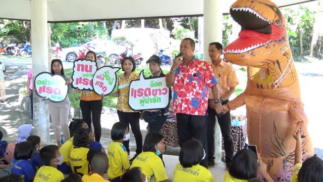 บุฟเฟ่ต์อาหารแรดขาว "วันแรดโลก" ให้เกาหลังอย่างใกล้ชิด