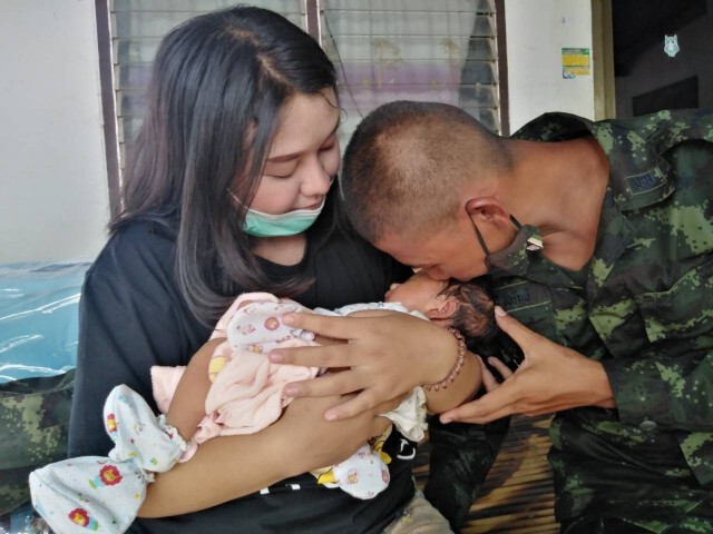 พลทหารใหม่ซึ่งใจผู้บังคับบัญชา ให้ไปเยี่ยมภรรยาพึ่งคลอด