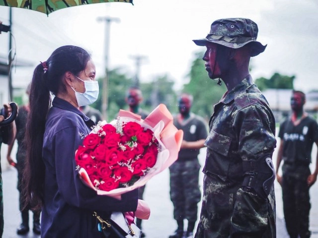 พลทหาร แกล้งปฏิบัติภารกิจเซอร์ไพรส์แฟนสาวขอแต่งงานในค่าย คนรอบข้างกลั้นน้ำตาไม่อยู่