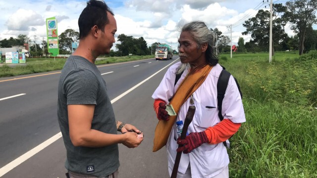 นักปฏิบัติธรรม มุ่งมั่นเดินเท้าพันกิโลจากพังงา สู่ศรีสะเกษ ทำด้วยใจแม้เท้าพอง ยืนไม่ได้