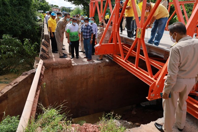 เร่งติดตั้งสะพานแบริ่งให้ชาวบ้านใช้สัญจรผ่านคลอง