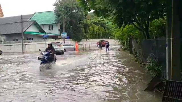 ฝนหนักกว่า 2 ชั่วโมง น้ำท่วมขังในเขตเทศบาลเมืองสุรินทร์