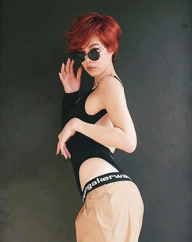 "คริส หอวัง" อวดลุคใหม่ผมแดงสั้นซอยที่มาพร้อมกับท่าโพสสุดแซ่บ