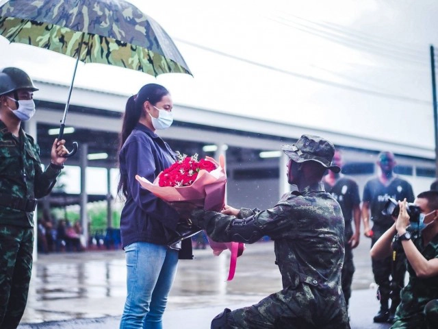 พลทหาร แกล้งปฏิบัติภารกิจเซอร์ไพรส์แฟนสาวขอแต่งงานในค่าย คนรอบข้างกลั้นน้ำตาไม่อยู่