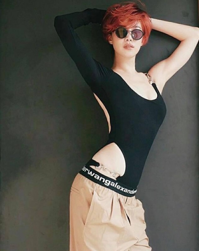 "คริส หอวัง" อวดลุคใหม่ผมแดงสั้นซอยที่มาพร้อมกับท่าโพสสุดแซ่บ