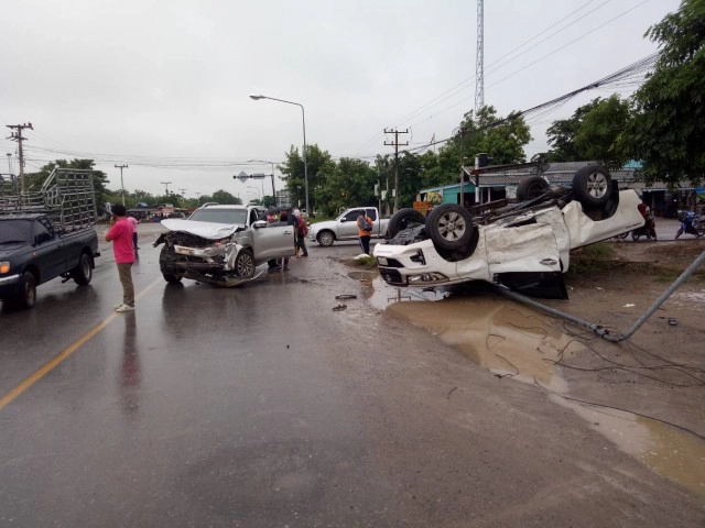 เปิดคลิปอุบัติเหตุรถยนต์กระบะชนกระบะแยกวัดใจ