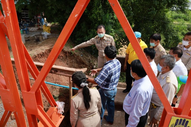 เร่งติดตั้งสะพานแบริ่งให้ชาวบ้านใช้สัญจรผ่านคลอง