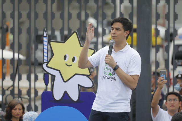 "ไอลอว์"ขน100,732รายชื่อยื่นแก้รธน.ฉบับประชาชน