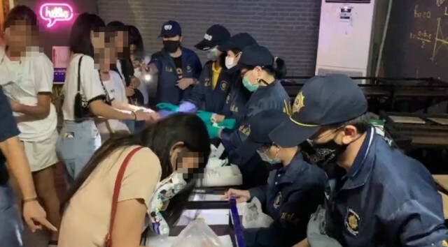"สิระ" ขนตำรวจ จับเด็กมั่วสุมคาผับ ย่านหลักสี่