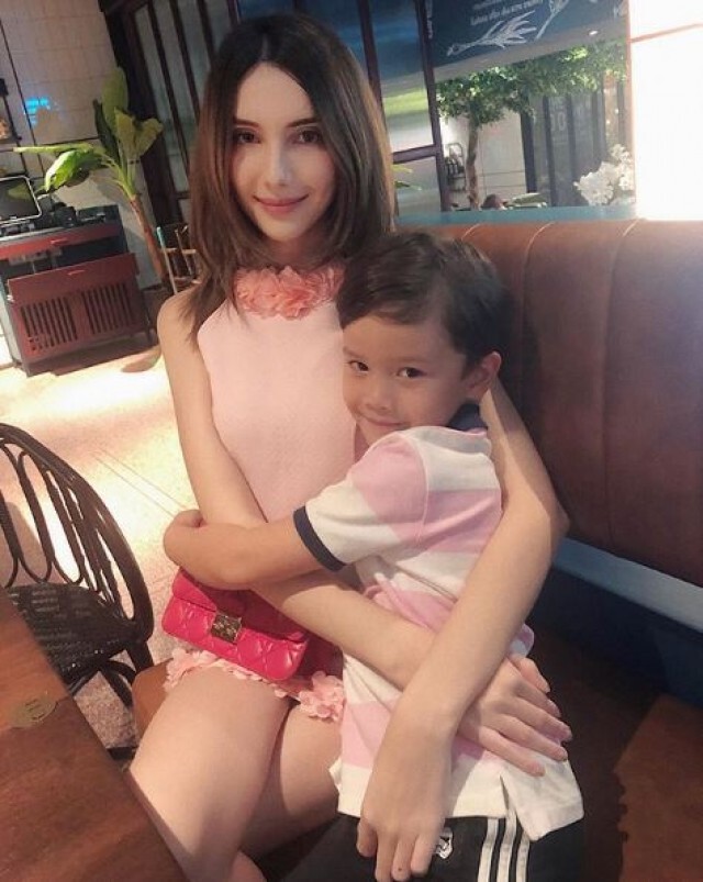 'ซาร่า' โพสต์ภาพคู่ลูก ชาวเน็ตสอนด้วยประโยคเด็ด