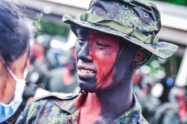 พลทหาร แกล้งปฏิบัติภารกิจเซอร์ไพรส์แฟนสาวขอแต่งงานในค่าย คนรอบข้างกลั้นน้ำตาไม่อยู่