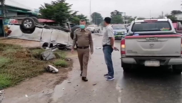 เปิดคลิปอุบัติเหตุรถยนต์กระบะชนกระบะแยกวัดใจ