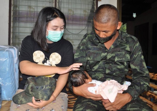 พลทหารใหม่ซึ่งใจผู้บังคับบัญชา ให้ไปเยี่ยมภรรยาพึ่งคลอด