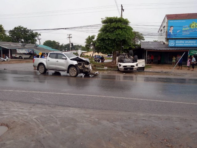 เปิดคลิปอุบัติเหตุรถยนต์กระบะชนกระบะแยกวัดใจ