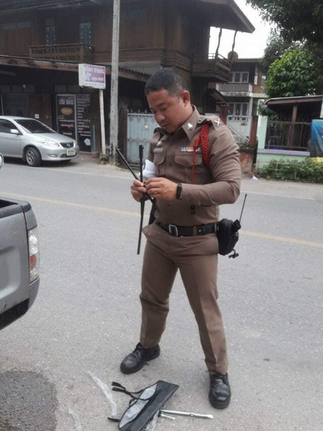 โซเชียลแห่ชม! ดาบตำรวจสารภีเปลี่ยนยางให้ประชาชน