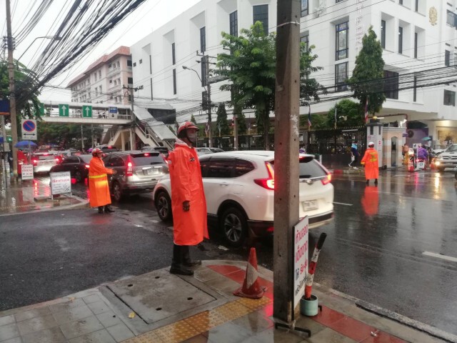 ฝนถล่ม กรุงเทพฯ อัมพาต! สั่ง จนท.เร่งบรรเทาการจราจร