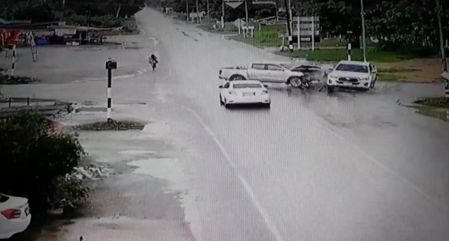 เปิดคลิปอุบัติเหตุรถยนต์กระบะชนกระบะแยกวัดใจ